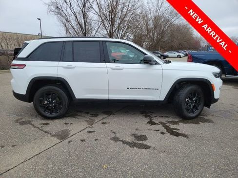 Used 2025 Jeep Grand Cherokee Altitude image 2