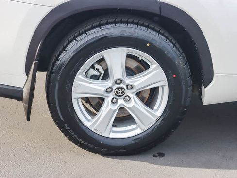 Used 2020 Toyota Highlander LE image 10