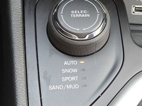 Used 2015 Jeep Cherokee Limited image 9