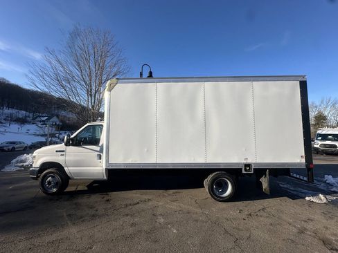 Used 2016 Ford E-350 and Econoline 350 Super Duty image 9
