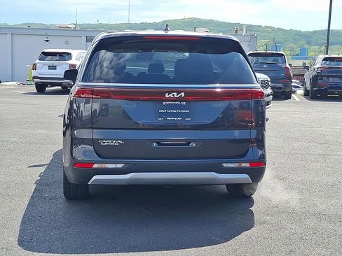 Used 2023 Kia Carnival EX FWD image 5