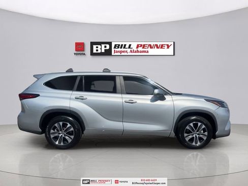 Used 2023 Toyota Highlander XLE image 6