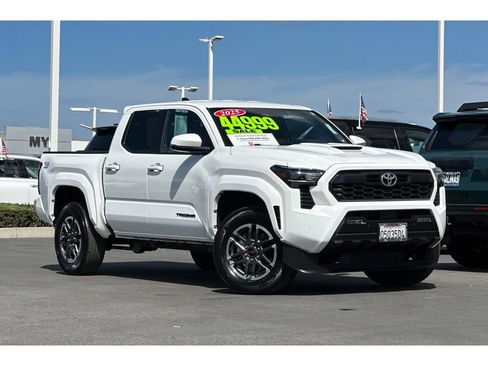 Used 2025 Toyota Tacoma TRD Sport w/ TRD Sport Upgrade Package AWD/4WD image 2