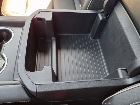 Used 2023 GMC Yukon XL SLT w/ SLT Premium Package image 11