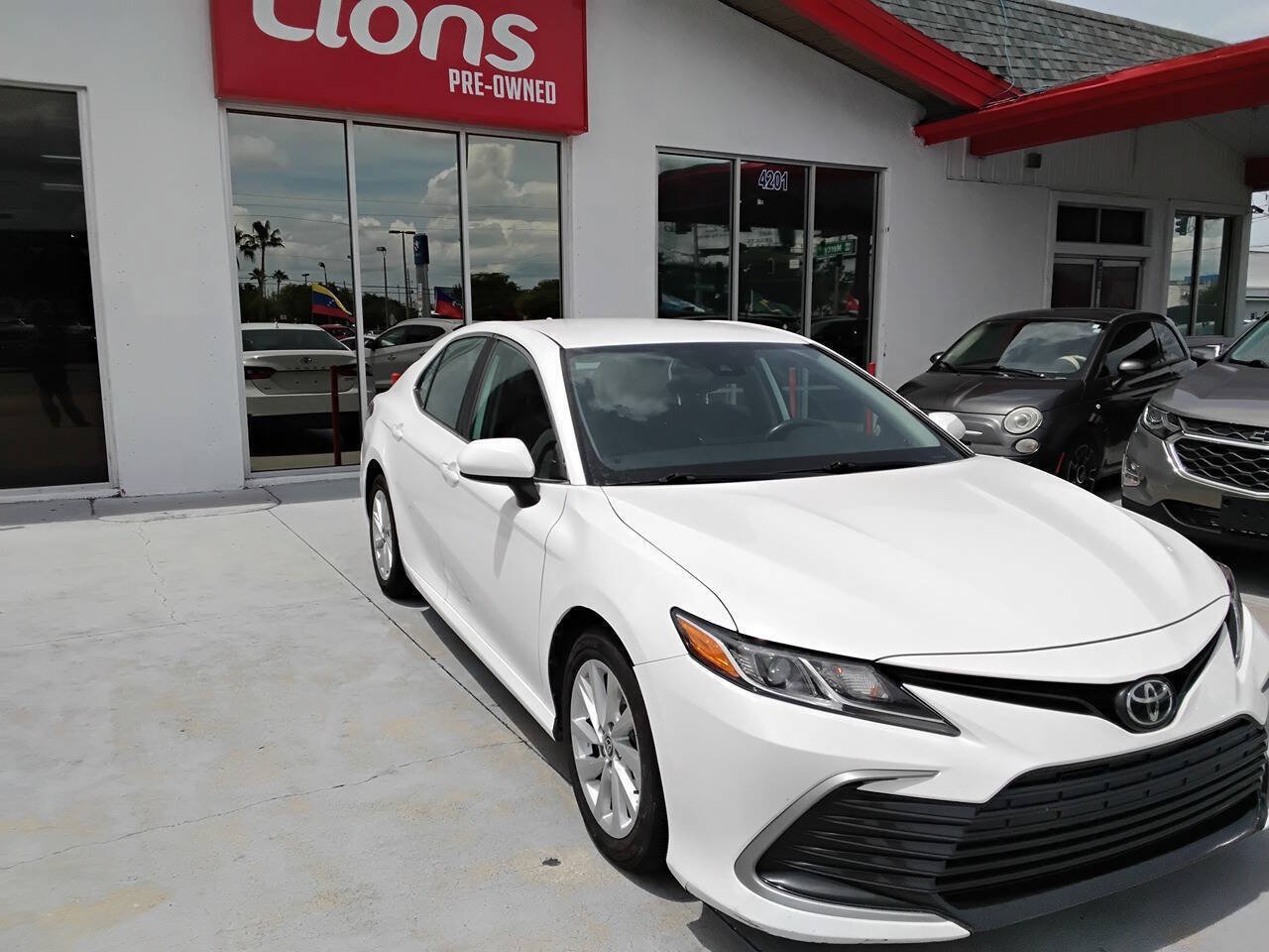 Used 2021 Toyota Camry LE FWD image 3