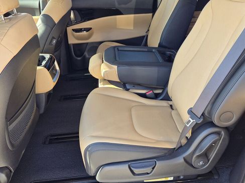 Used 2024 Kia Carnival EX image 10