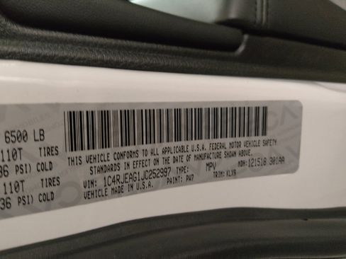 Used 2018 Jeep Grand Cherokee Laredo RWD image 33
