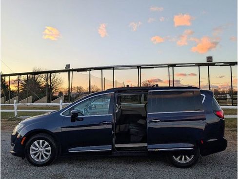 Used 2017 Chrysler Pacifica Touring-L image 10