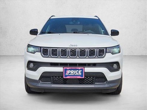 Used 2024 Jeep Compass Latitude AWD/4WD image 2