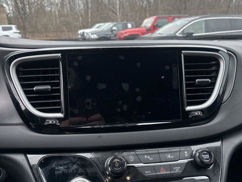 Used 2025 Chrysler Pacifica Select image 13
