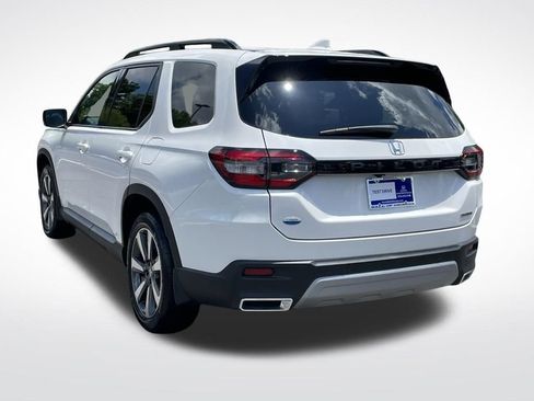 Used 2025 Honda Pilot Touring image 4
