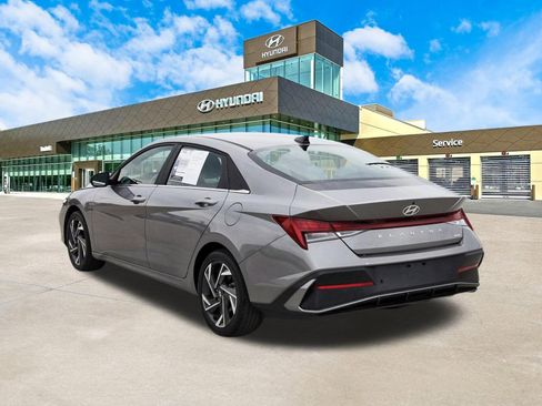 Used 2024 Hyundai Elantra Limited image 8