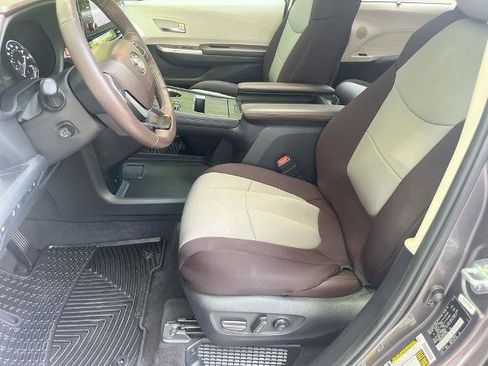 Used 2024 Toyota Sienna Platinum FWD image 11