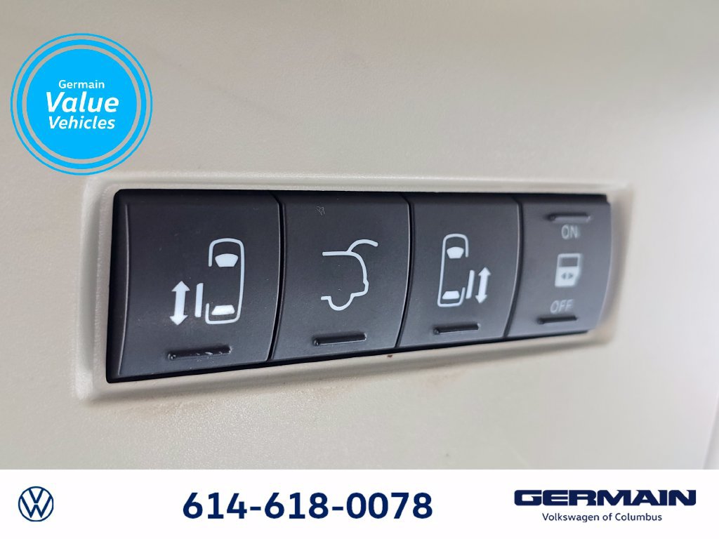 Used 2014 Chrysler Town & Country Touring FWD image 28