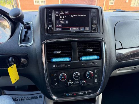 Used 2016 Dodge Grand Caravan SXT w/ UConnect Hands-Free Group FWD image 19
