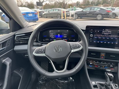 Used 2025 Volkswagen Jetta SE image 31