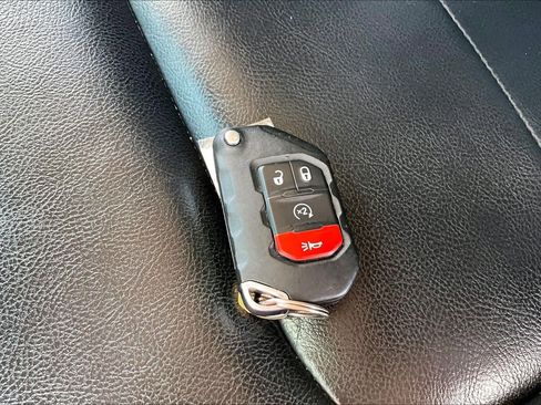 Used 2022 Jeep Gladiator Sport AWD/4WD image 13