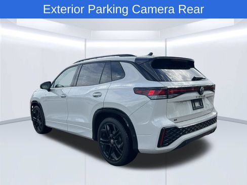 Certified 2025 Volkswagen Tiguan SE R-Line FWD image 9