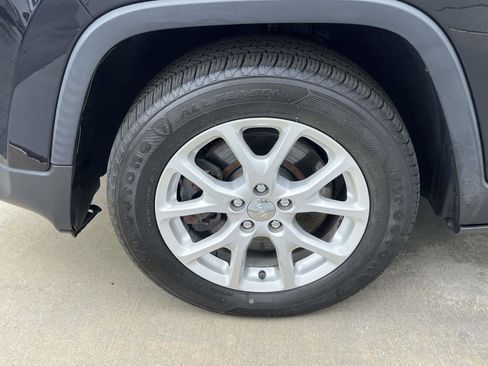 Used 2017 Jeep Cherokee Latitude w/ Comfort/Convenience Group FWD image 8