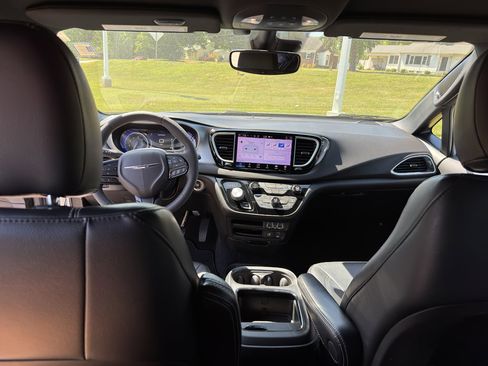Used 2022 Chrysler Pacifica Touring-L w/ S Appearance Package FWD image 24
