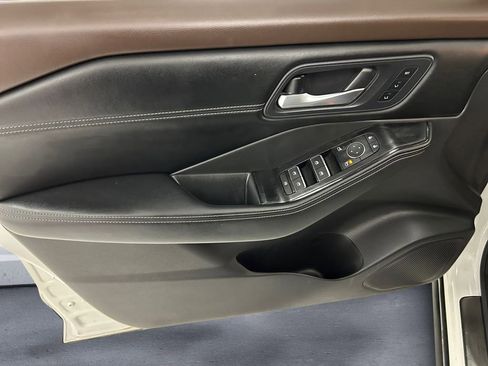 Used 2023 Nissan Rogue SL image 3