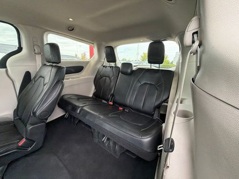 Used 2024 Chrysler Pacifica Touring-L FWD image 19