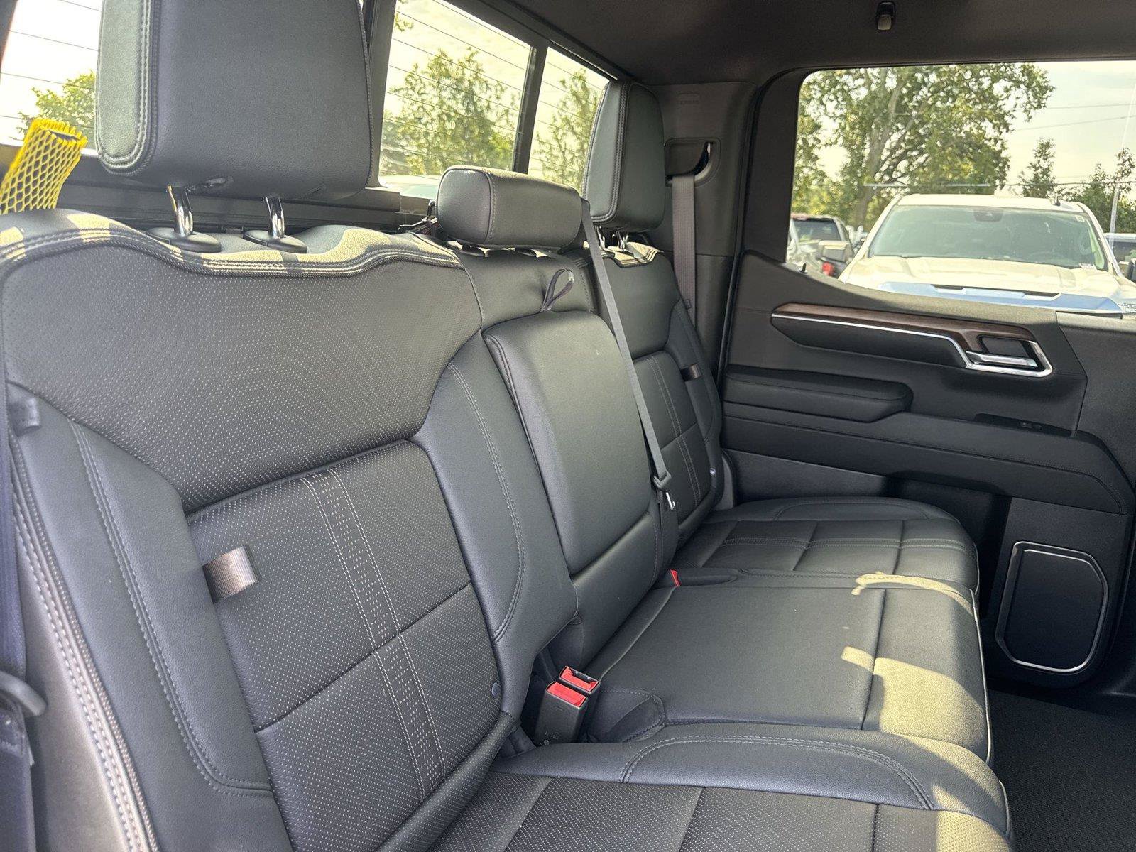 Used 2023 Chevrolet Silverado 1500 High Country w/ Technology Package AWD/4WD image 27