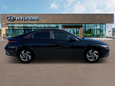 Used 2025 Hyundai Elantra SEL FWD image 9