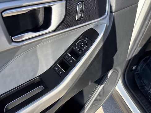 Used 2022 Ford Explorer XLT w/ Equipment Group 202A image 13