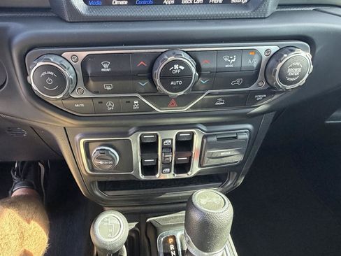 Used 2022 Jeep Wrangler Unlimited Sahara AWD/4WD image 21