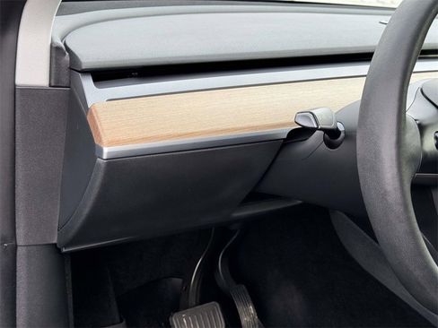 Used 2021 Tesla Model Y Long Range image 8