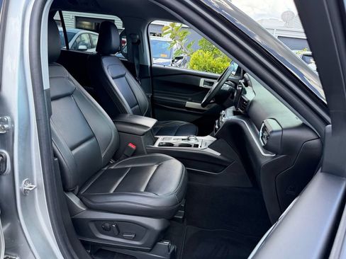 Used 2023 Ford Explorer XLT w/ Equipment Group 202A RWD image 18