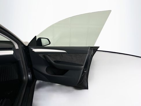 Used 2024 Tesla Model Y Long Range image 31