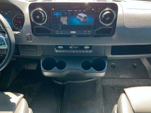Used 2022 Mercedes-Benz Sprinter 2500 image 13