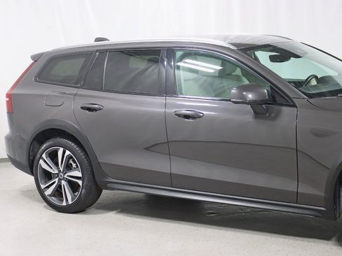 Used 2025 Volvo V60 B5 Cross Country Plus AWD/4WD image 3