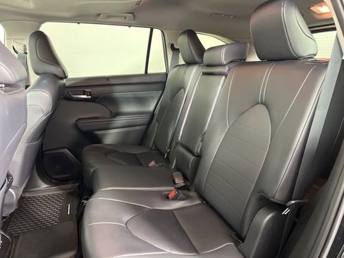 Used 2025 Toyota Highlander XLE image 15