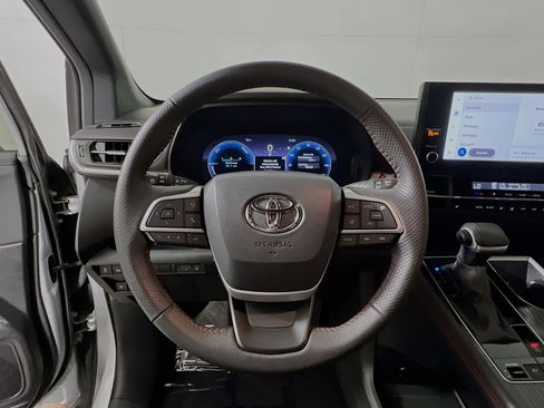 Used 2025 Toyota Sienna XSE image 18