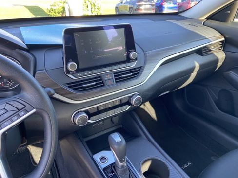 Used 2025 Nissan Altima 2.5 SV FWD image 23
