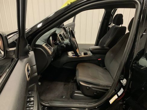 Used 2017 Jeep Grand Cherokee Laredo w/ Quick Order Package 23E image 39