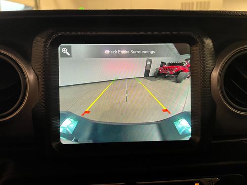 Used 2023 Jeep Gladiator Willys AWD/4WD image 18