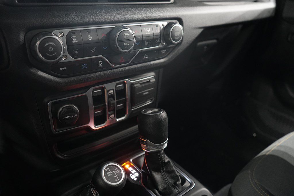 Used 2024 Jeep Wrangler Unlimited w/ Convenience Group AWD/4WD image 17