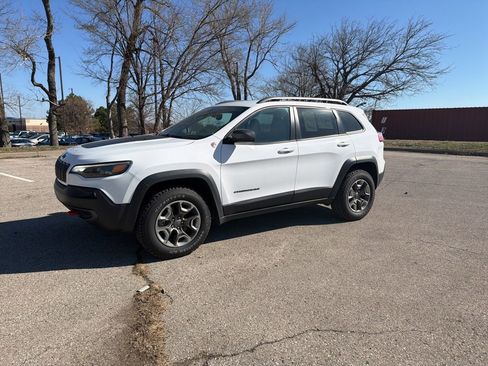 Used 2019 Jeep Cherokee Trailhawk w/ Cold Weather Group AWD/4WD image 12