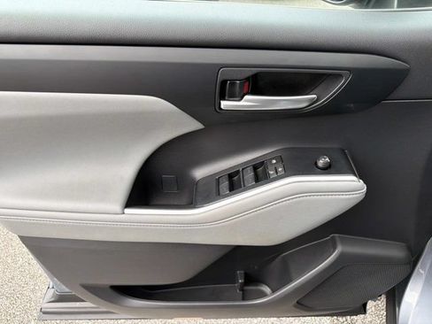 Used 2023 Toyota Highlander XLE FWD image 7