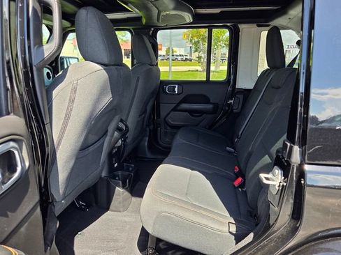 Used 2026 Jeep Wrangler Unlimited Sahara AWD/4WD image 9