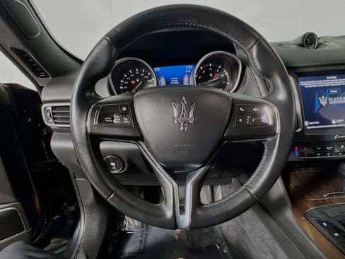 Used 2018 Maserati Levante GranLusso AWD/4WD image 18