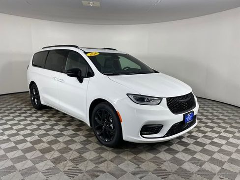 New 2026 Chrysler Pacifica Limited w/ S Appearance Package FWD image 7
