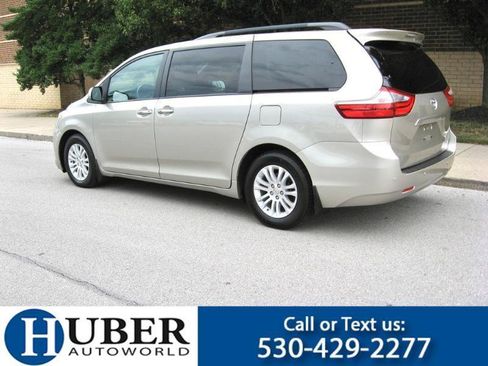Used 2017 Toyota Sienna XLE Premium FWD image 2