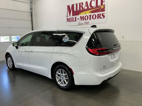 Used 2025 Chrysler Pacifica Select FWD image 4