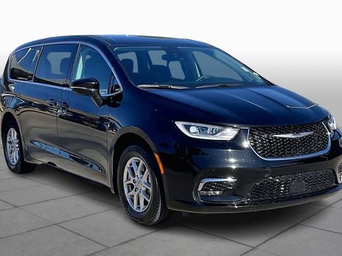 Used 2024 Chrysler Pacifica Touring-L image 3