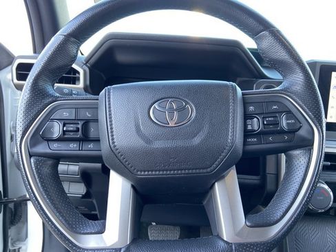 Used 2025 Toyota 4Runner SR5 AWD/4WD image 35